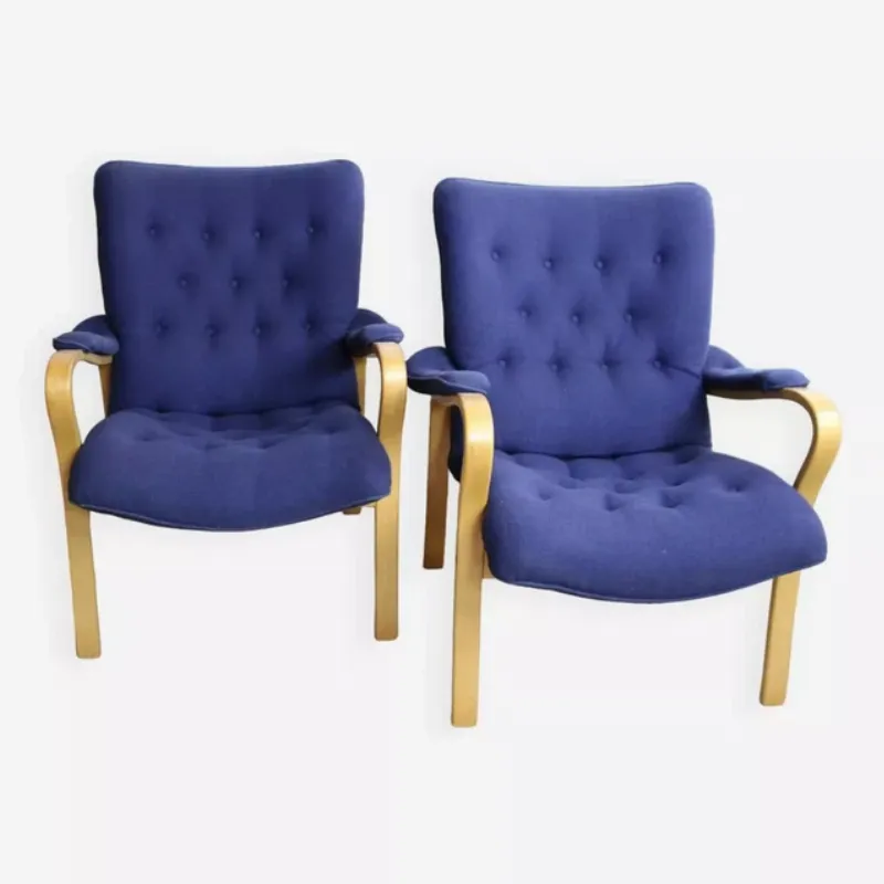 Différentes variations de matériaux du fauteuil Le Corbusier LC1, montrant peau et toile pour s’adapter aux intérieurs modernes.